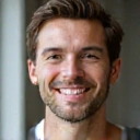 Hombre sonriendo, con un aspecto saludable y feliz